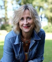 Headshot of the therapist, Lou Bamber